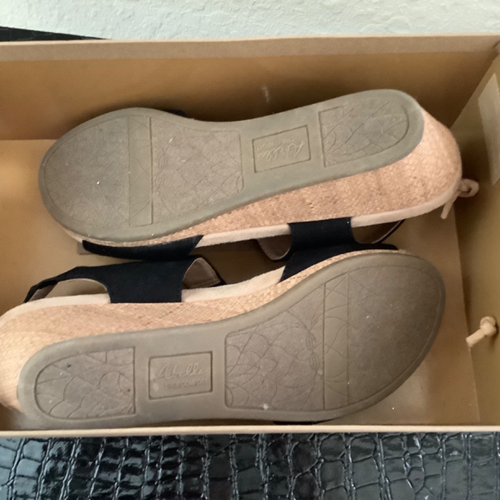 Sandles - Picture 2 of 3